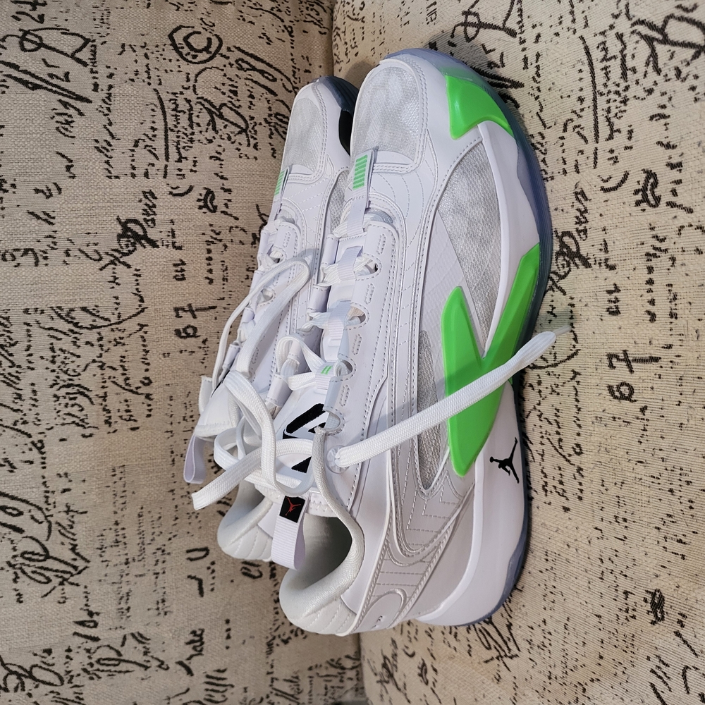 Nike White and Green Athletic Shoes with Minimalist Design - Picture 4 of 4